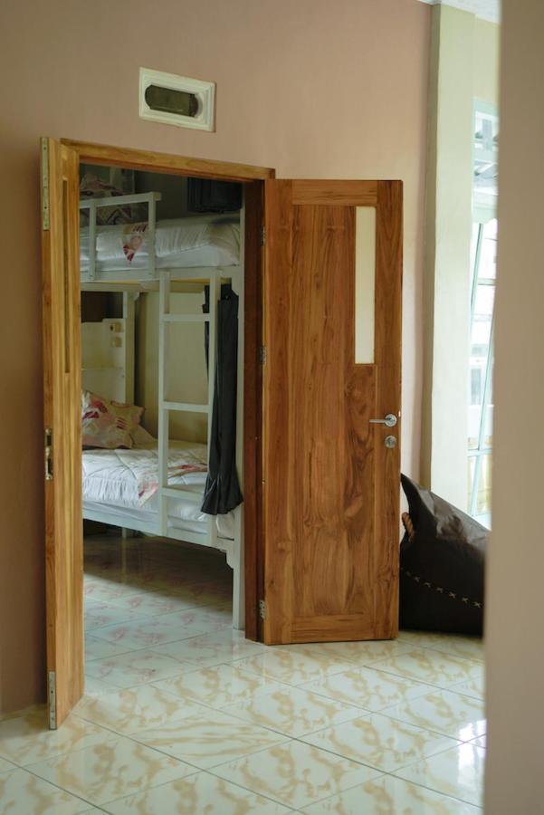 Bajo Bunkhouse Hostel Labuan Bajo Εξωτερικό φωτογραφία